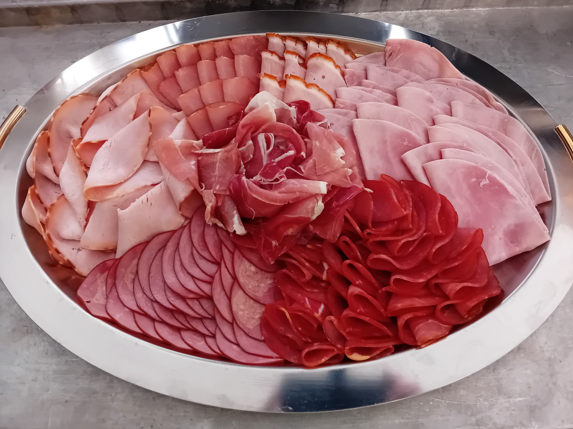 Fleischerei Bruns - Catering, Imbiss und Fleischerei - Partyservice, vielfältige Catering-Spezialitäten, Kalte Platte, Braten / Schinkenplatte