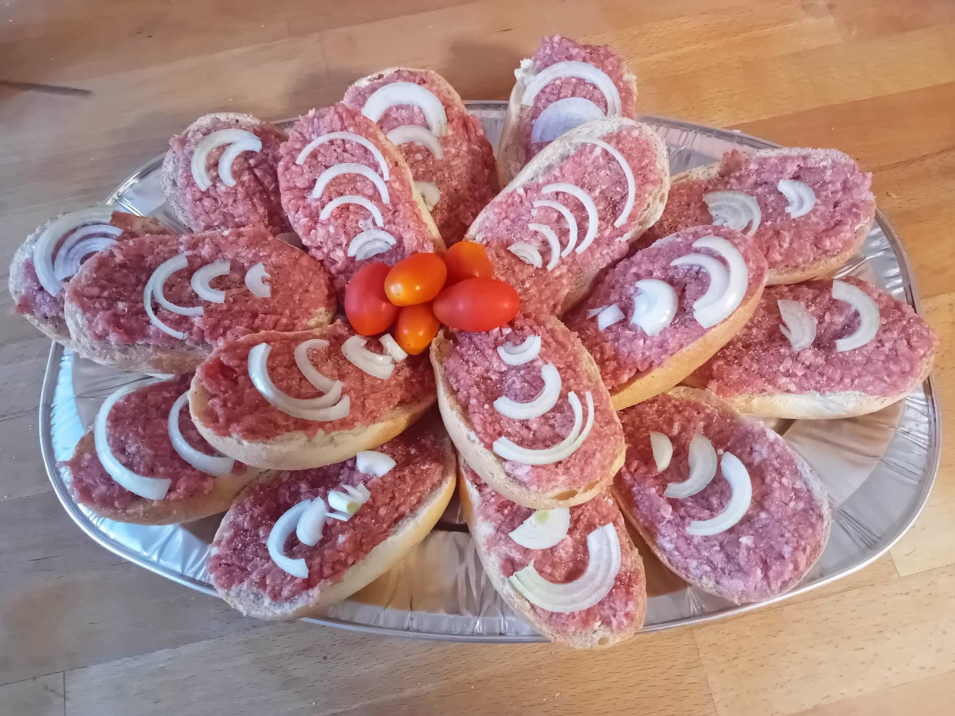 Fleischerei Bruns - Catering, Imbiss und Fleischerei - Partyservice, vielfältige Catering-Spezialitäten, Kalte Platte, Mettplatte, Mettbrötchen, Brötchen, Mett, Gehacktes, Zwiebeln