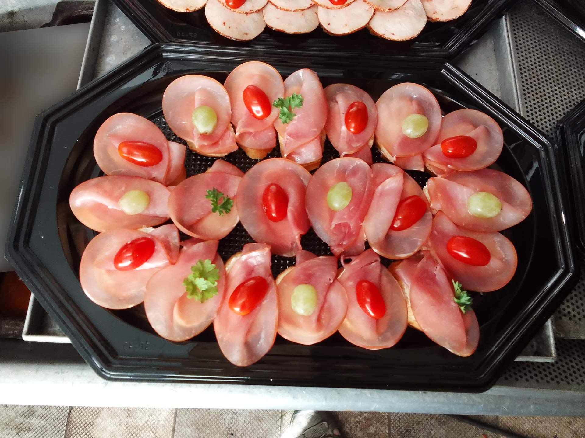 Fleischerei Bruns - Catering, Imbiss und Fleischerei - Partyservice, vielfältige Catering-Spezialitäten, Kalte Platte, Belegte Brötchen, Schinken, Tomaten